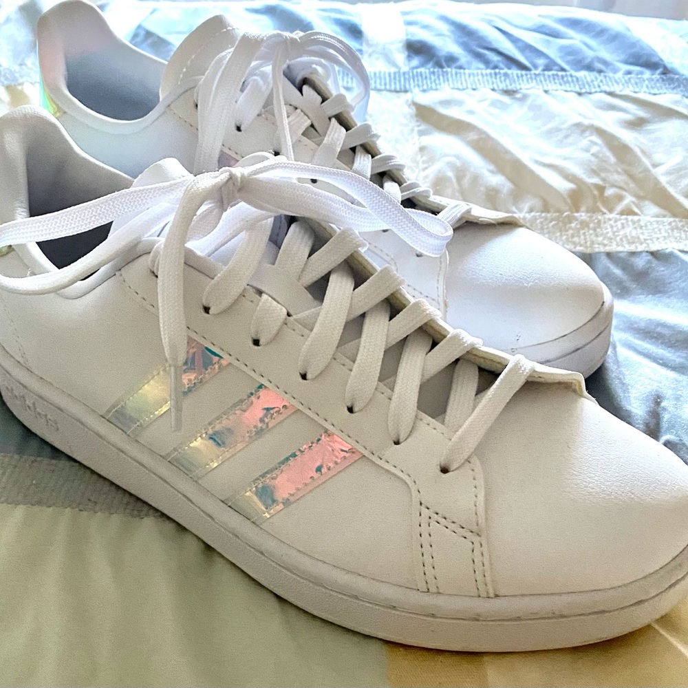 Women’s striking Adidas white/chrome tennis shoes, women’s size 8